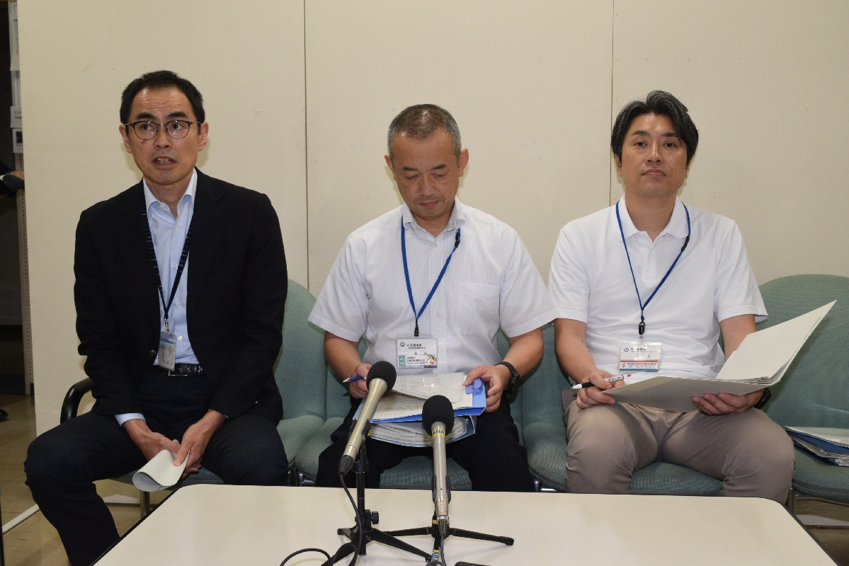 臨時措置の延長について発表する前田晃部長=24日、八戸市