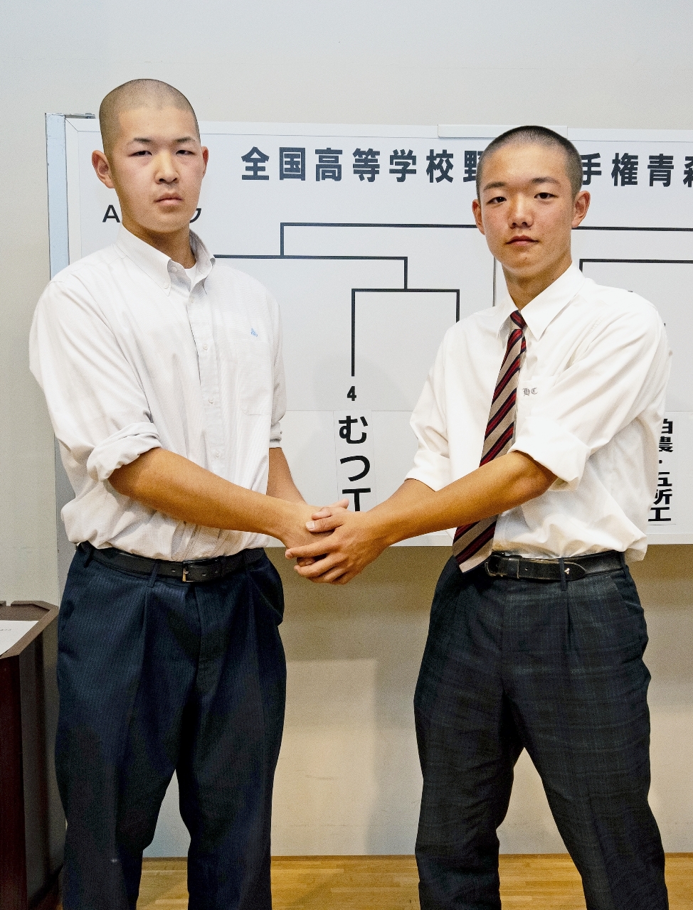 開幕試合を引き当て、健闘を誓い合う大湊の山本蒼介主将(左)と弘中央の奈良岡大悟主将