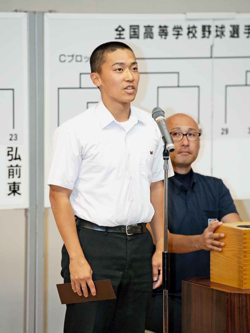 抽選を前に意気込みを語る三沢商の月館翔太郎主将=青森県総合社会教育センター