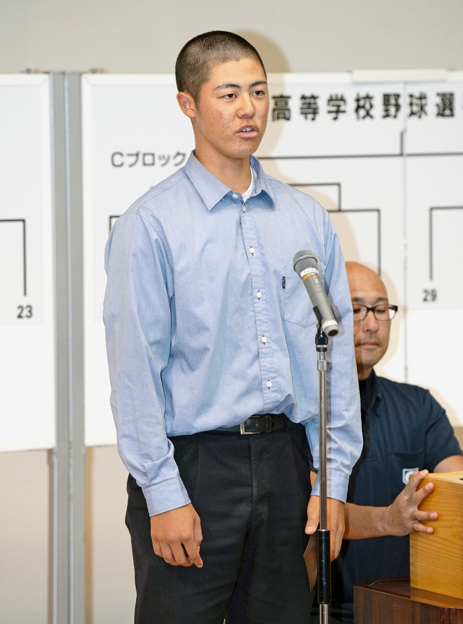 組み合わせ抽選会で意気込みを語る(左から)八学光星の北口晃大、工大一の小島琉生、三本木の野崎翔斗、三沢商の月館翔太郎の各主将=青森県総合社会教育センター