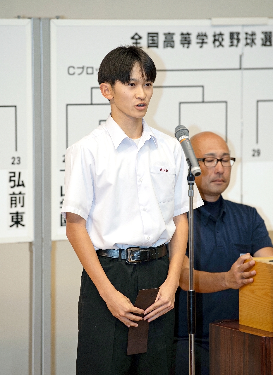抽選を前に意気込みを語る三本木の野崎翔斗主将=青森県総合社会教育センター