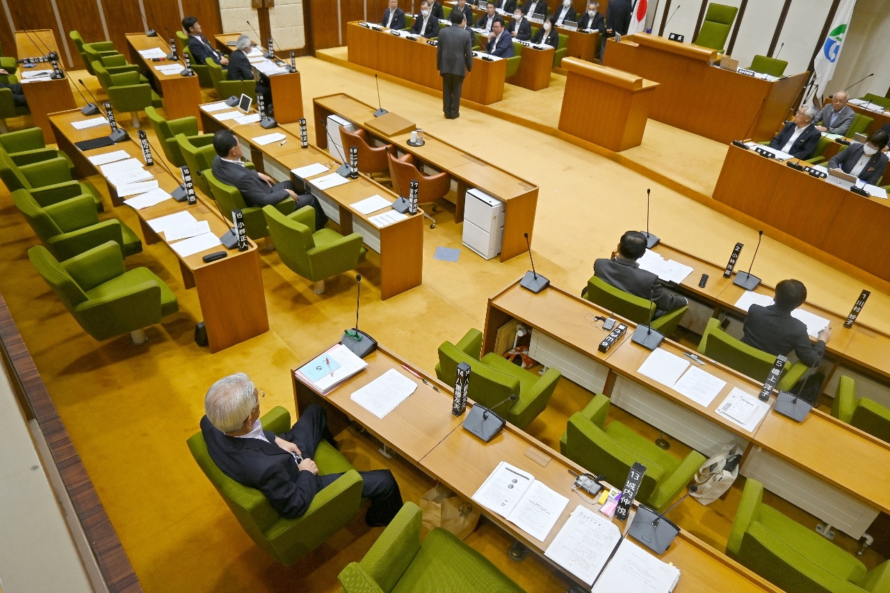 議員１０人が退席した議場＝２４日、久慈市議会