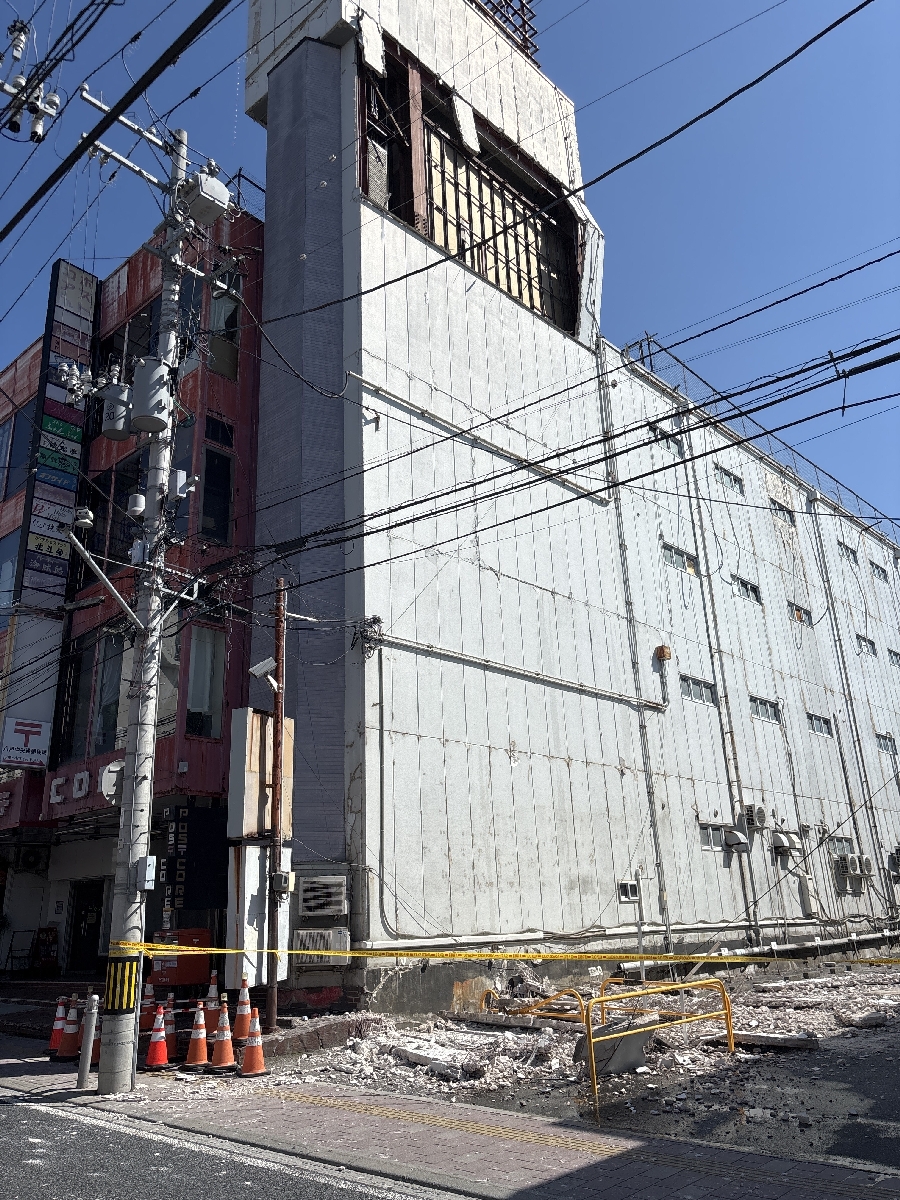 八戸市中心街のポストコアビルでは外壁が剥がれ落ちていた＝２５日午前８時半ごろ