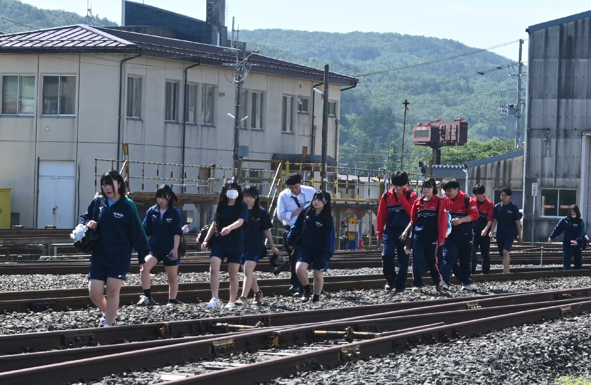 線路を歩いて久慈駅に到着した高校生ら＝２５日午前８時５０分ごろ、久慈市