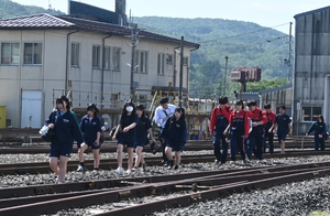 乗客一時閉じ込め、線路を徒歩移動/久慈