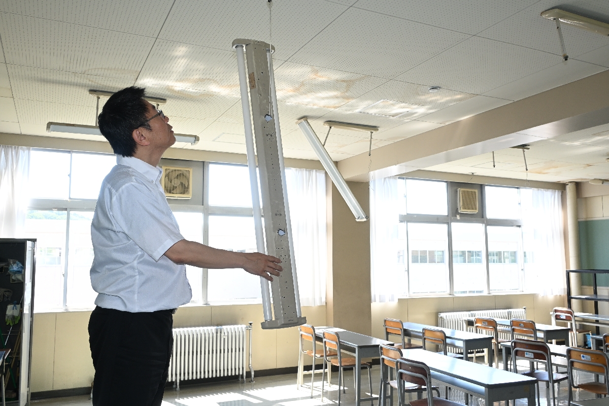 つり下げ式蛍光灯が脱落した三戸高の特別教室