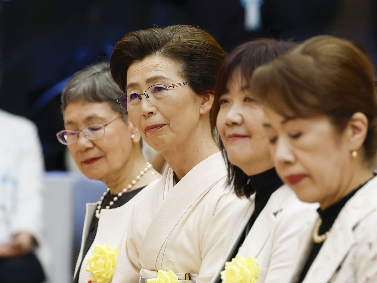 首相官邸で開かれた「男女共同参画社会づくり功労者内閣総理大臣表彰」の表彰式に出席した八戸市農業委員会会長の籠田悦子さん(左から2人目)=25日