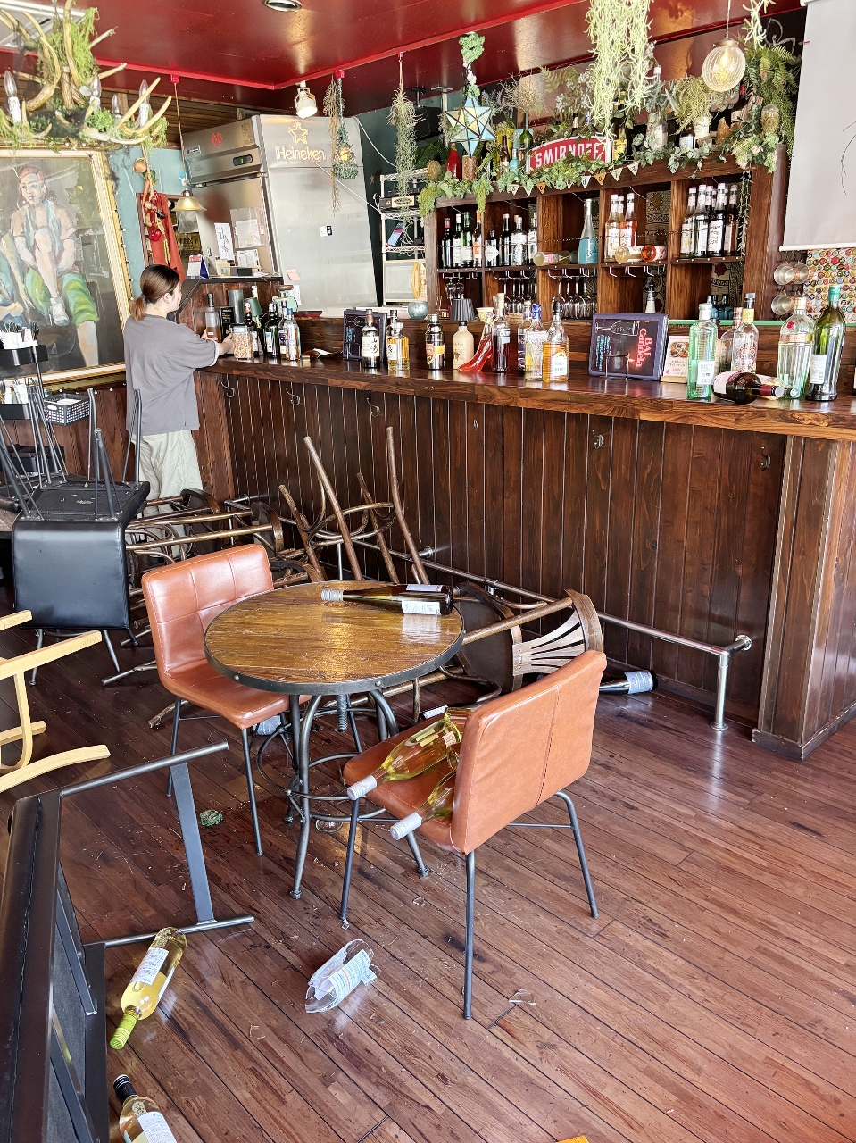 八戸市中心街の飲食店では椅子や酒瓶などが倒れる被害があった＝２５日午前９時１５分ごろ
