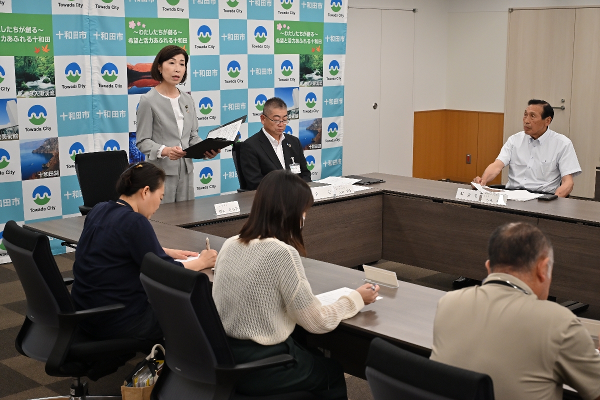 イノシシによる農作物被害を受け、電気柵導入費の補助額引き上げを明らかにした櫻田百合子市長(左から2人目)=25日、十和田市役所