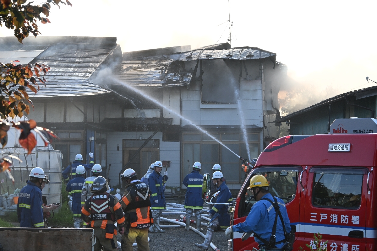 2人が軽傷を負った住宅火災現場=25日午後5時40分ごろ、南部町埖渡
