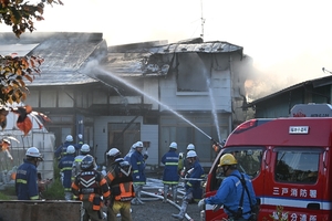 南部町で住宅全焼 煙吸い夫婦が軽傷