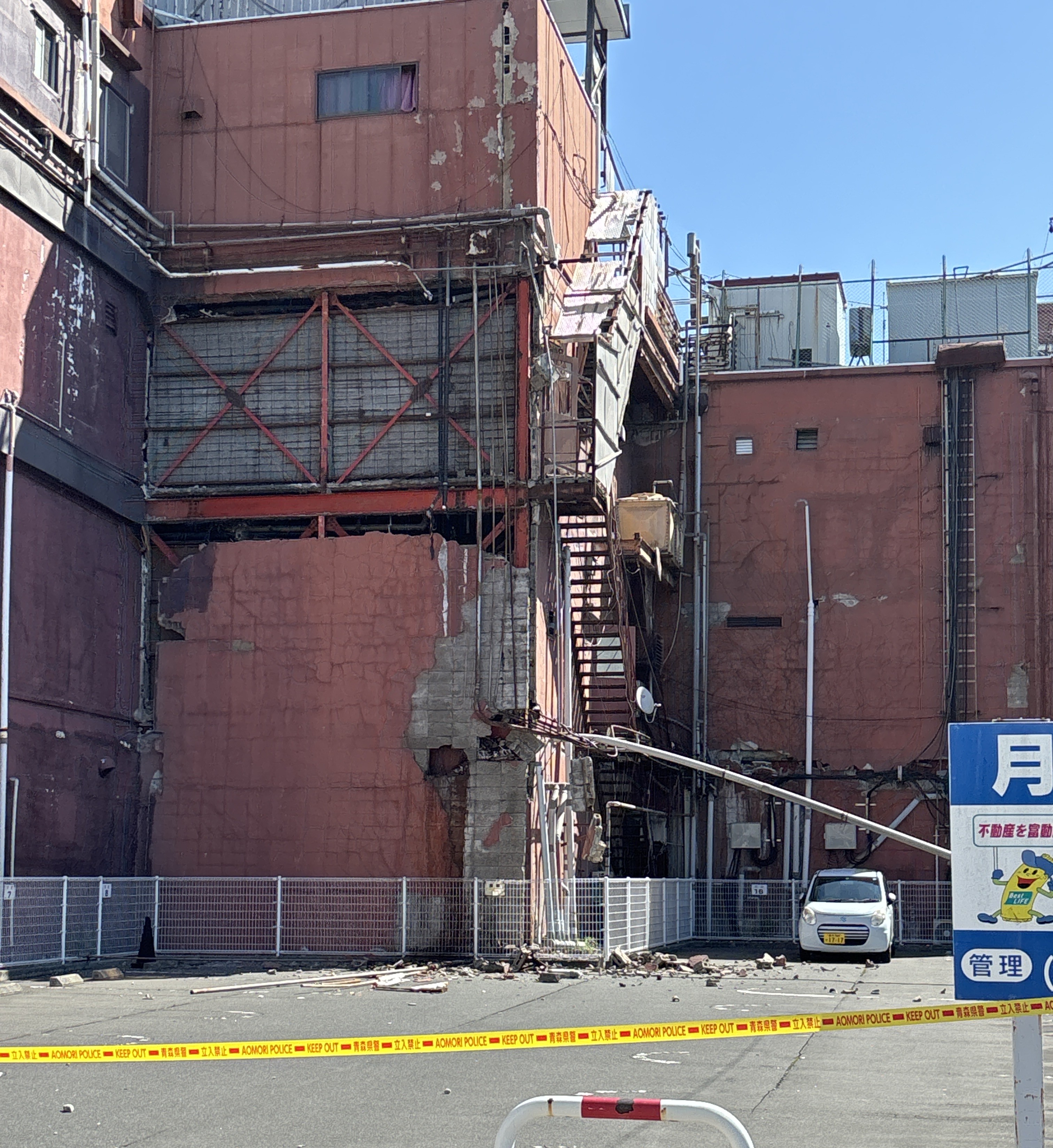 外壁が被害を受けた八戸市中心街のビル＝２５日