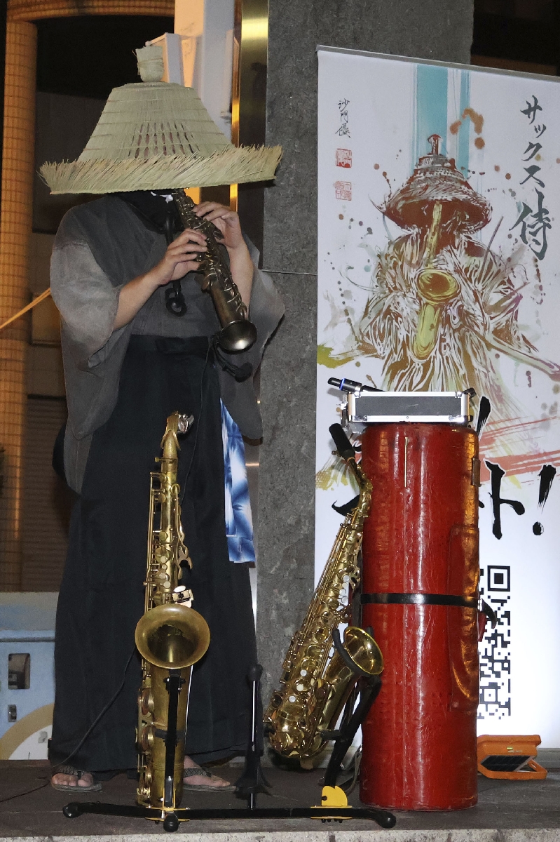 街角で癒やしの音色を奏でるサックス侍さん