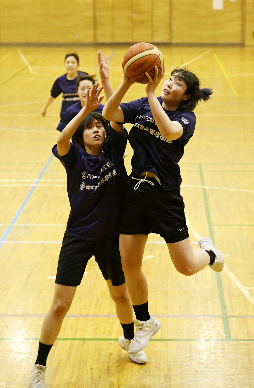 開幕に向け、練習に励むSWEETYの選手たち=八戸市