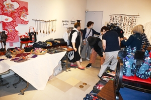 手作り品のぬくもり、来場者魅了　八通ギャラリーで夢工場展、27日まで
