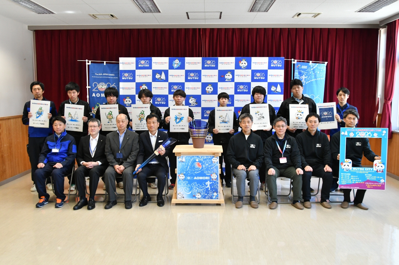 完成した炬火台（中央）と、製作した生徒ら