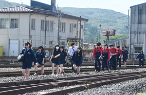 【2026震度6強】通勤通学の時間帯直撃 列車停止、久慈で線路歩き移動も
