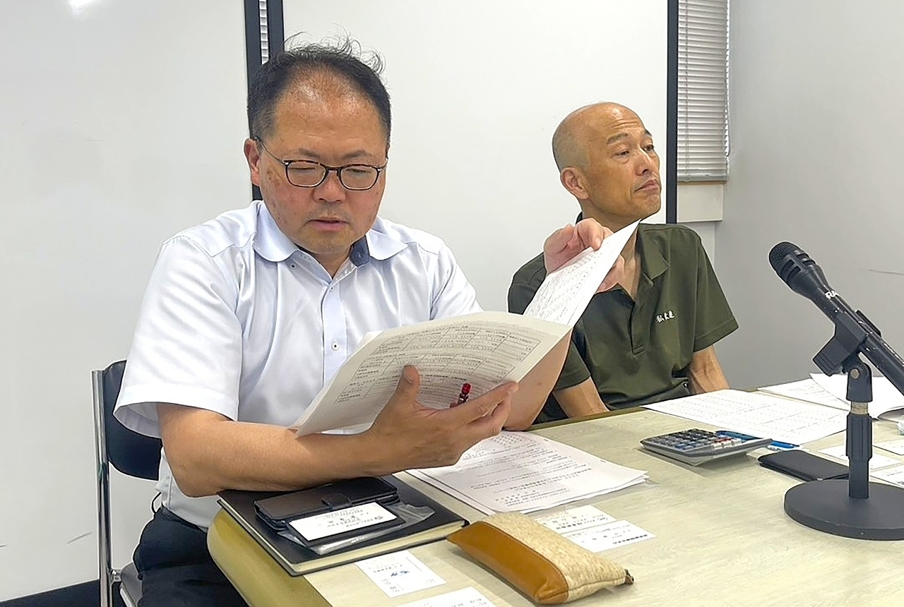 「低所得世帯の負担は軽減されない」と危機感を示す齋藤敬一中央執行委員長(左)ら=25日、青森県庁