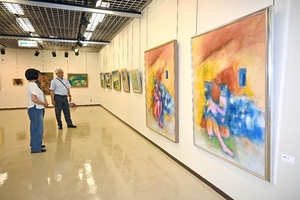 風景や祭りを独自の画風で描く 二戸で北方美術展、28日まで