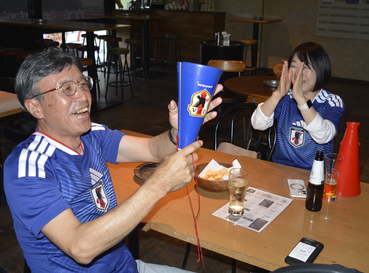日本が先制し、大きな喜びを見せるサッカーファン＝２６日、八戸市