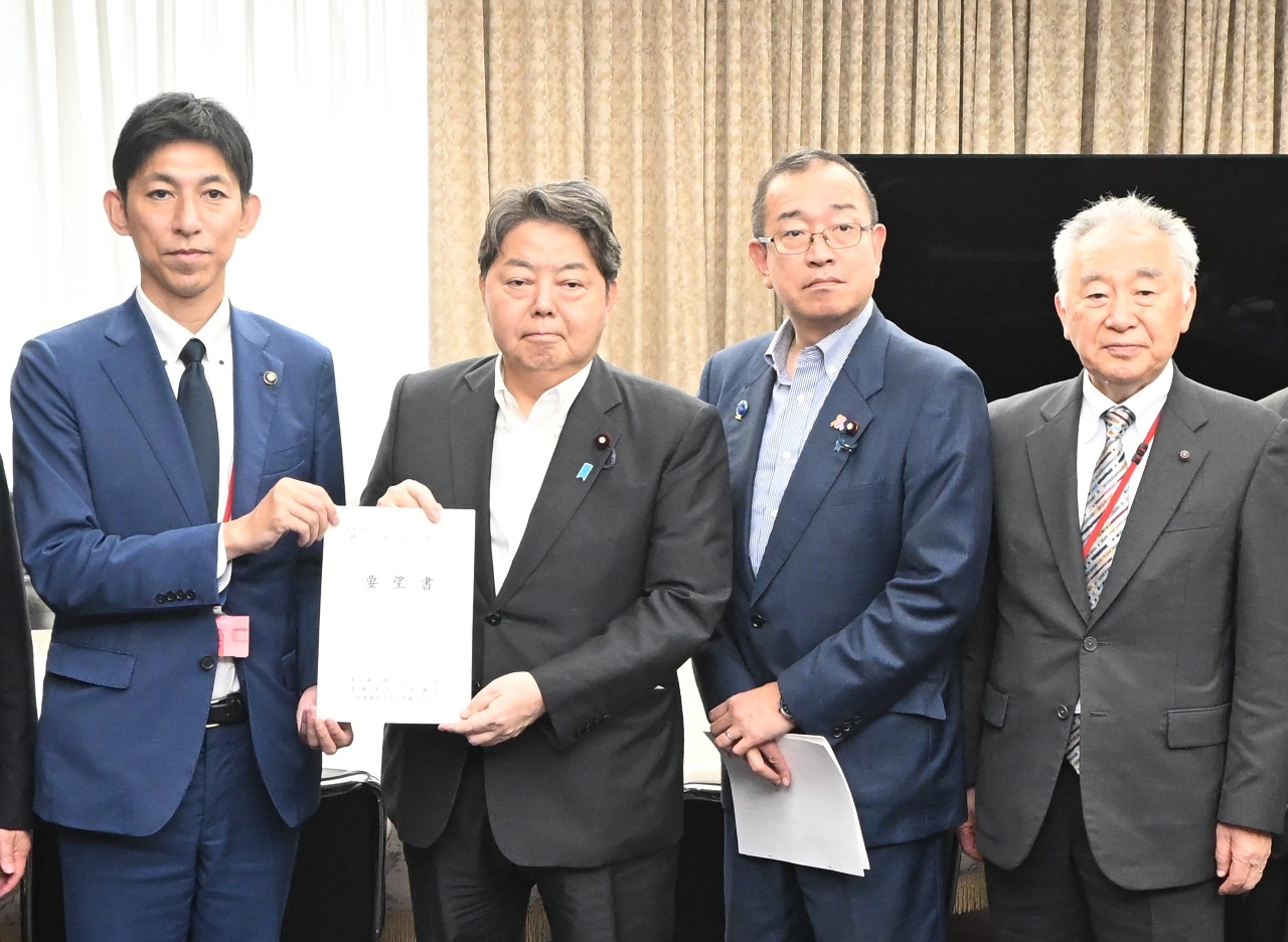 林芳正総務相(左から2人目)に要望書を手渡す山本知也市長(左)ら=26日、総務省