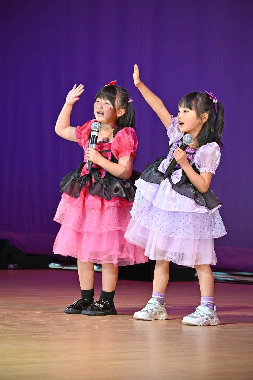 カラオケ大会に出演しアイドルソングを披露する子ども
