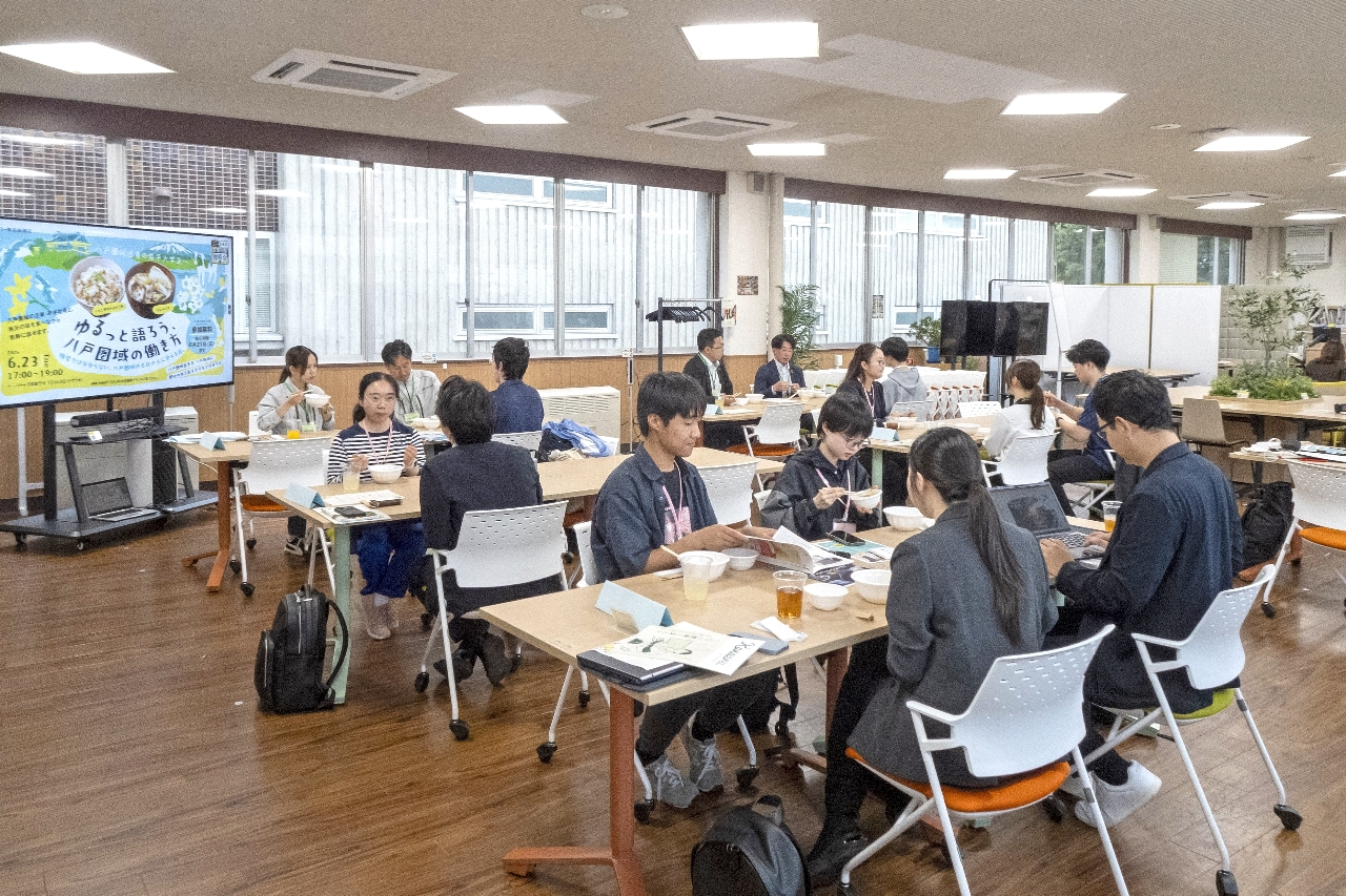八戸圏域の企業と学生が、食事を囲みながら交流したイベント