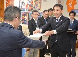 三戸がふるさと納税代理寄付で八戸を支援 事務負担を軽減、むつにも