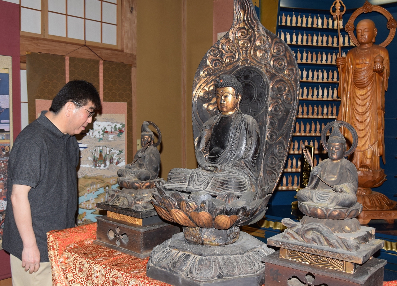 修復を終えた太永寺の仏像。右から普賢菩薩、釈迦如来坐像、文殊菩薩＝２６日、久慈市