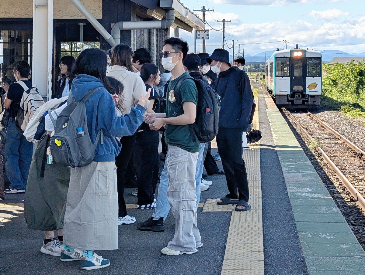 JR陸羽東線西古川駅で列車を待つ留学生=10日、宮城県大崎市