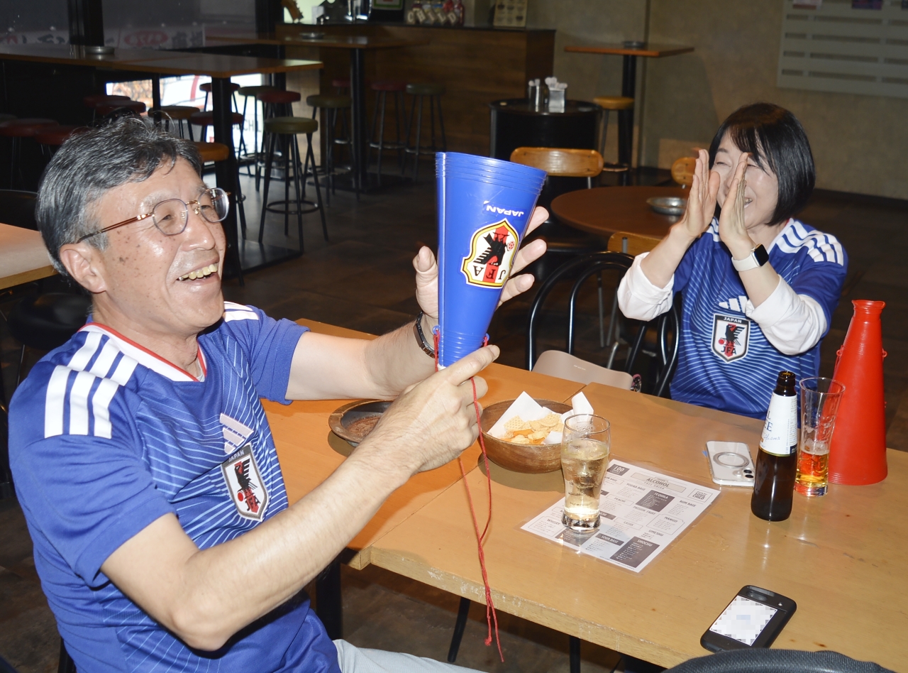 日本が先制し、歓喜に沸くサポーター＝２６日、八戸市の「ソウルチャイルド」