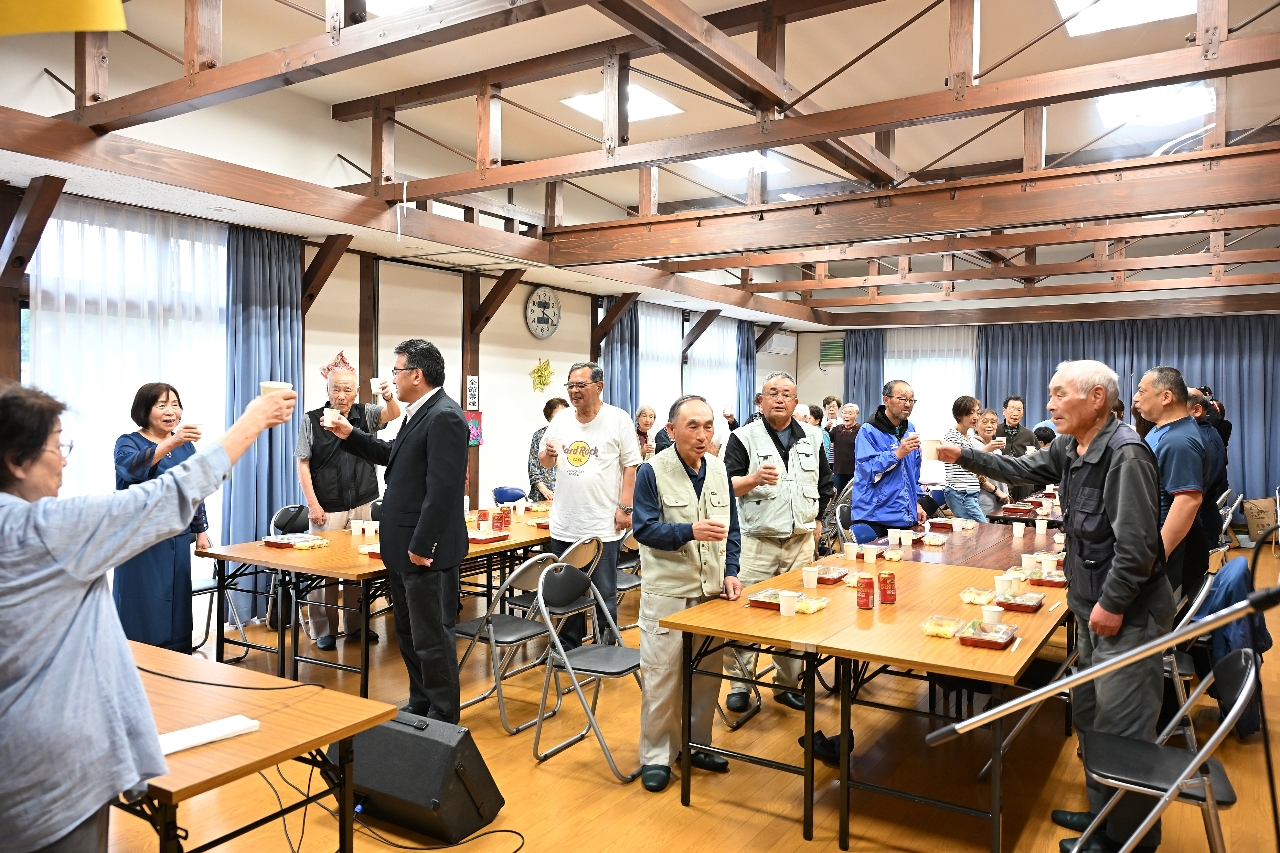 お茶やジュースで乾杯し、10周年の節目を祝った参加者