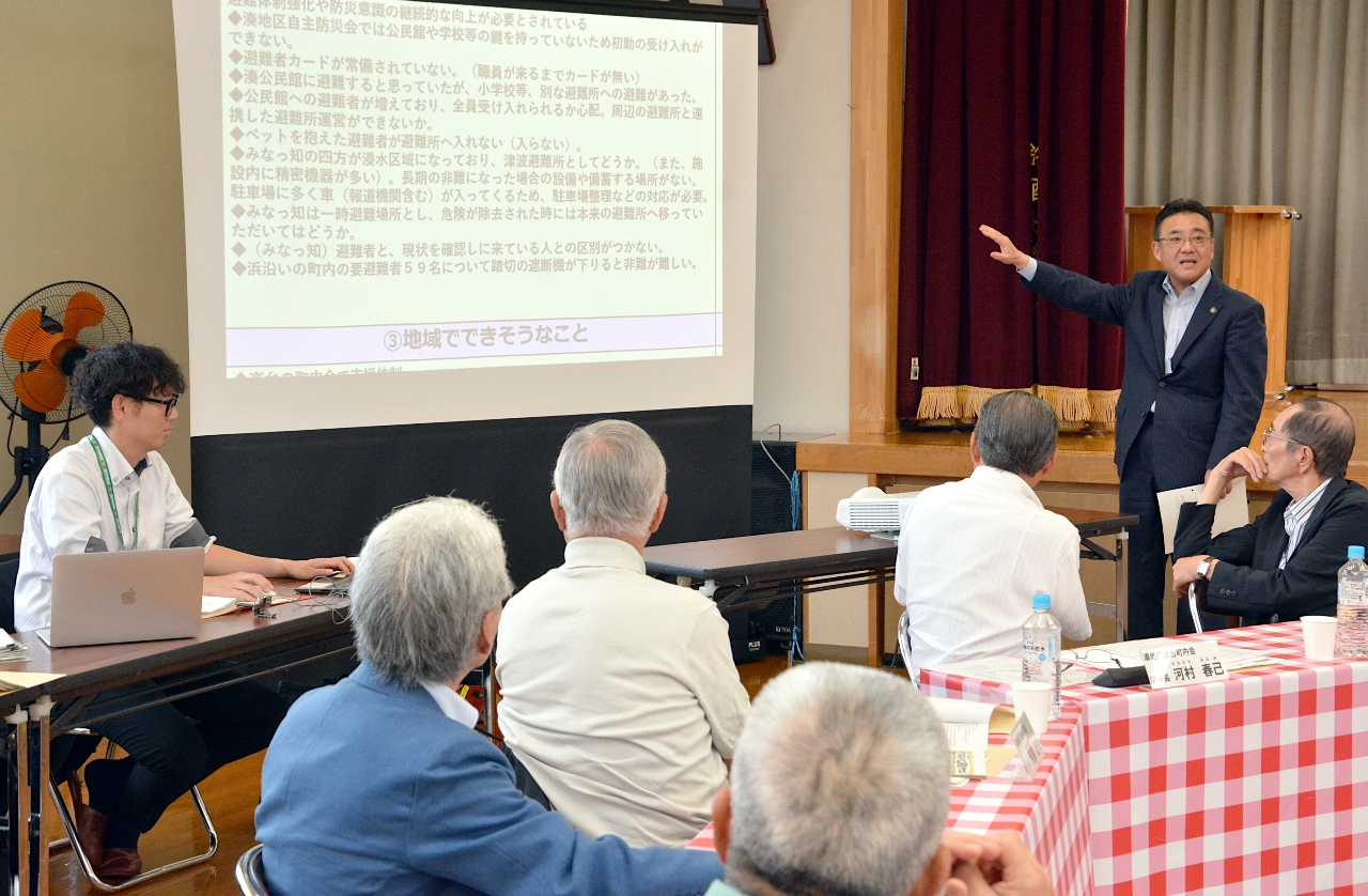 意見交換の内容を整理する熊谷雄一市長(右から2人目)=26日、八戸市立湊公民館