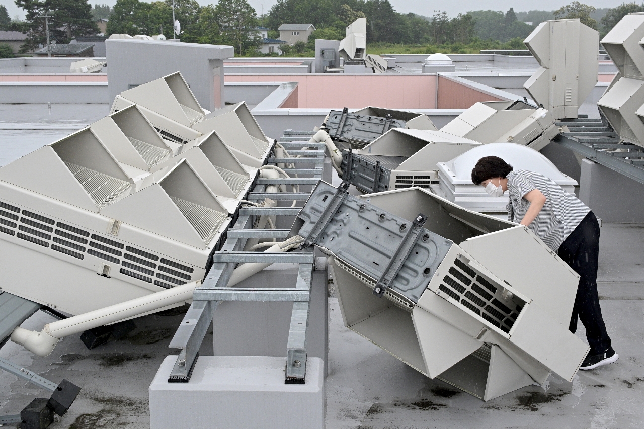 地震の影響で倒れたエアコンの室外機=26日、八戸市の特別養護老人ホーム福寿草