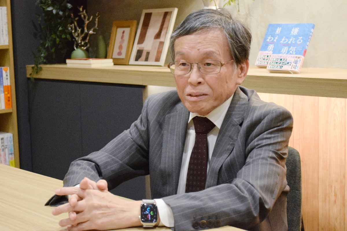 〔2〕「人生を真剣に生きようとする若者に読まれているようだ」と語る著者の岸見一郎さん=東京都渋谷区