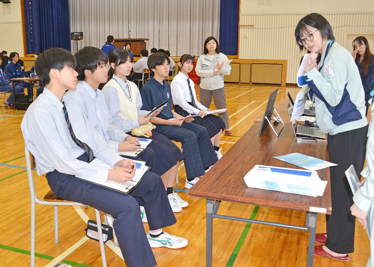 企業の担当者から事業内容などの説明を受ける生徒