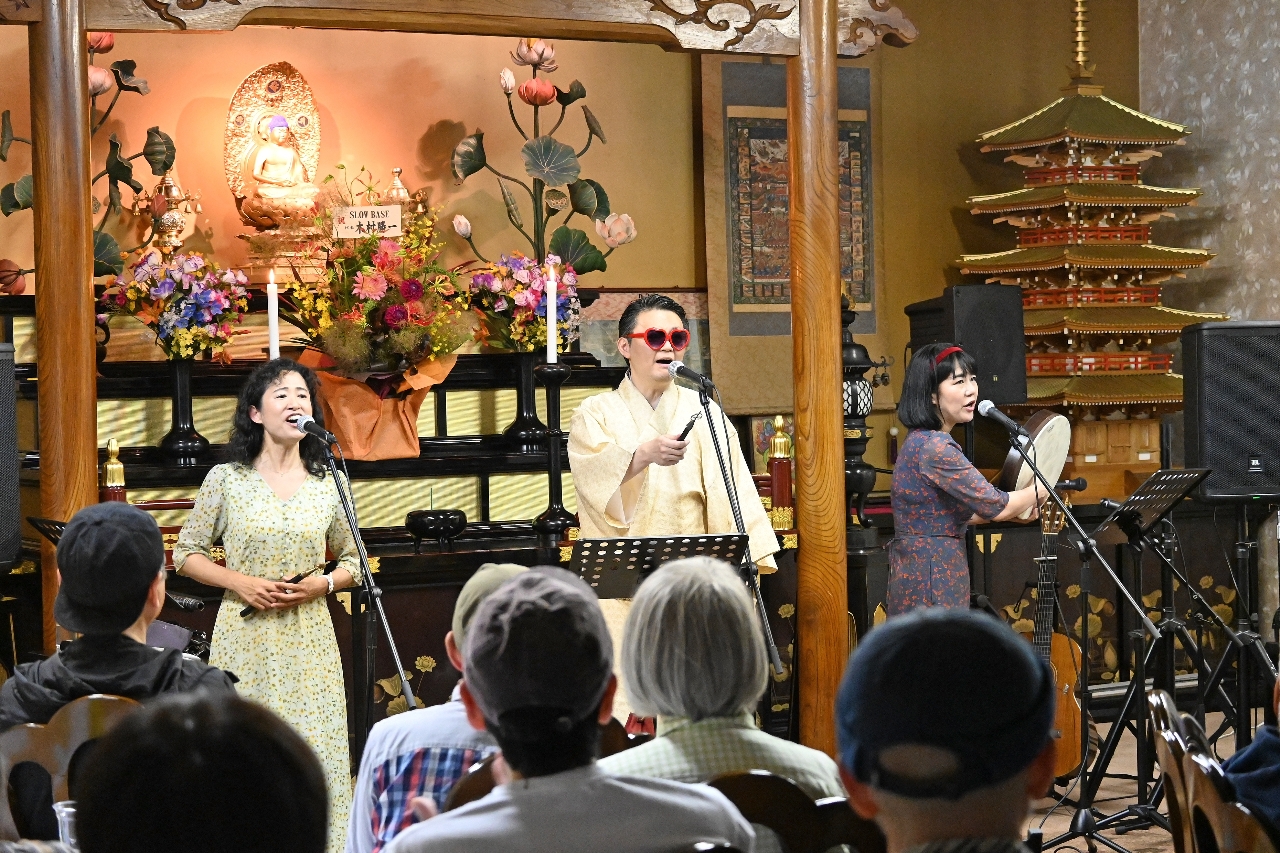 厳かな寺に多彩な楽器の音色と歌声響く 中西レモンさんと「すずめのティアーズ」、八戸で民謡ライブ