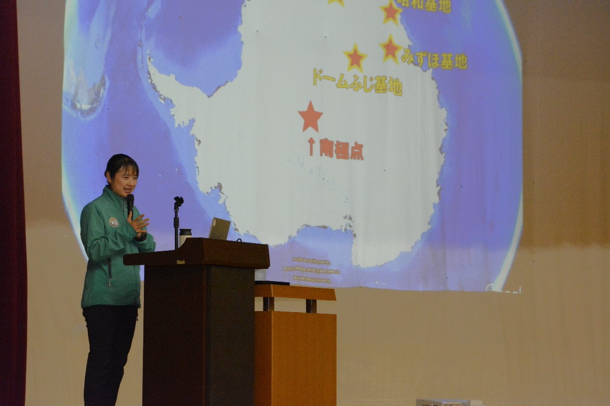 講演する渡貫淳子さん