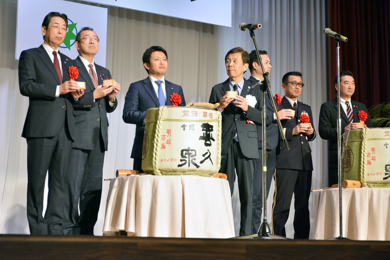 新年祝賀会で自民党の津島淳県連会長(左から2人目)らと並ぶ宮下宗一郎知事(同3人目)=1月、青森市