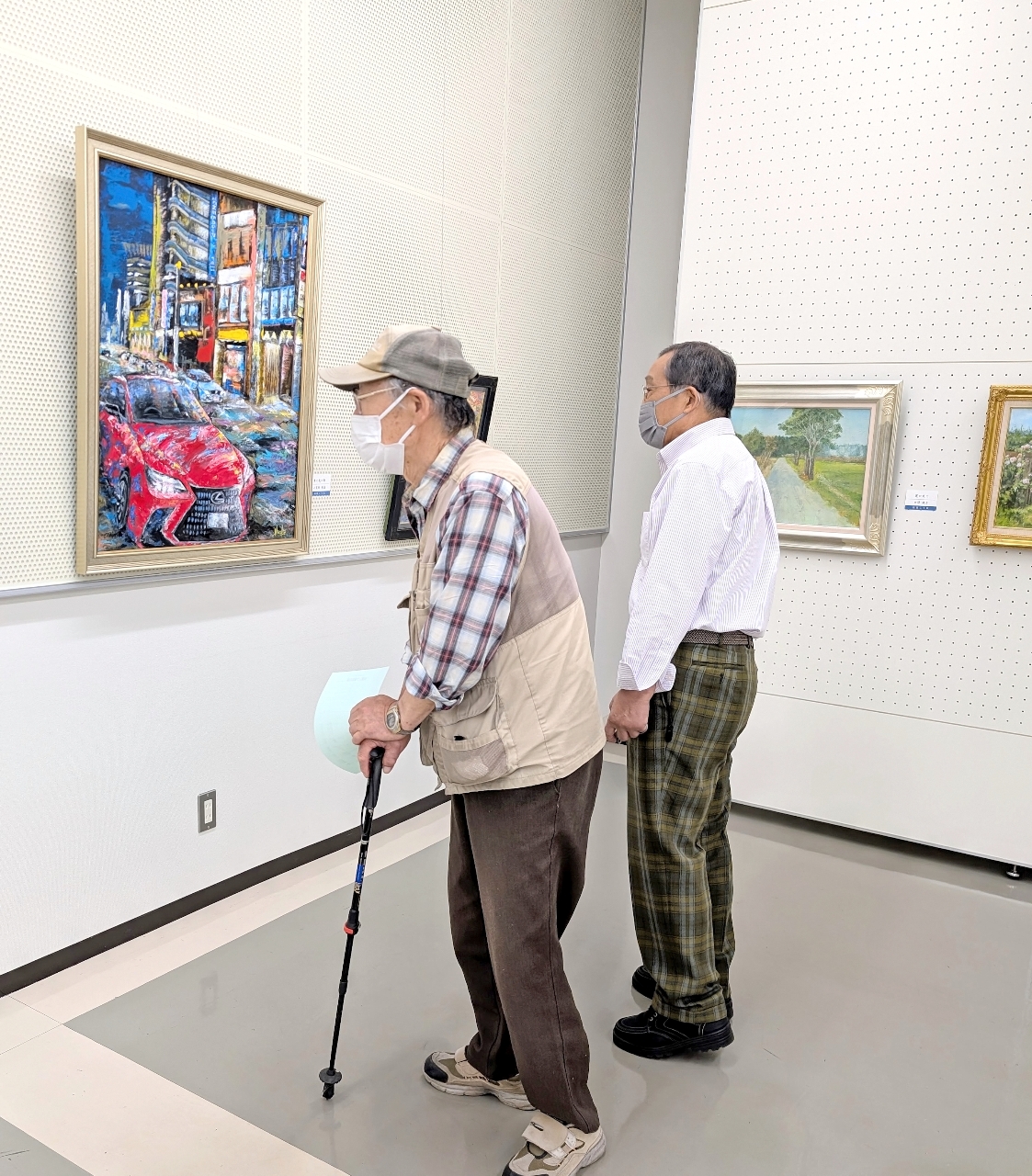 ５０点の作品が飾られている美術展