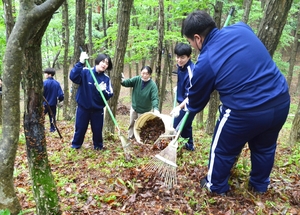 マツタケ育つ環境づくりに汗 岩手県立大野高生、久慈平岳で里山整備