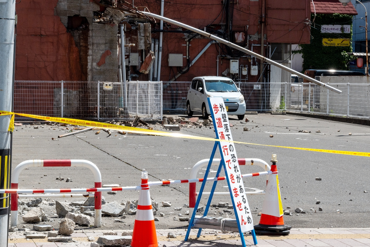 八戸市中心街ではビルの外壁が剥がれ落ちるなどの被害が出た＝２５日
