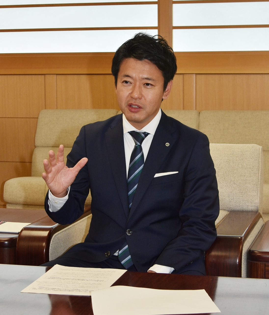 ヴァンラーレ八戸の新スタジアム構想を巡り「任期中に一定の答えを出したい」と明言する宮下宗一郎知事=23日、青森県庁