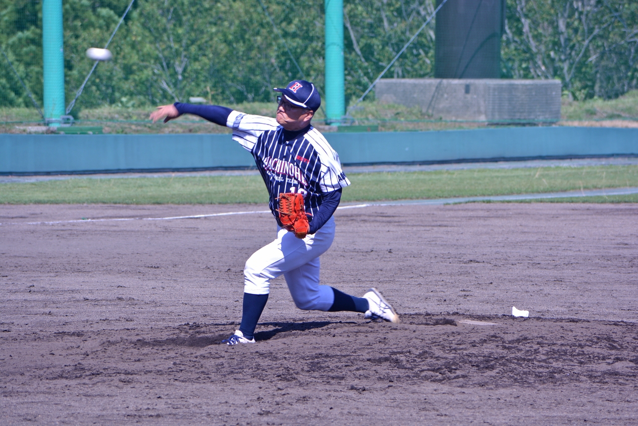 ７回に登板し、無失点に抑えた小町秀一＝六ケ所村大石総合運動公園第三球場