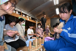 小中学生が「南部箒」作りに挑戦 高倉工芸(九戸)で体験学習/九戸