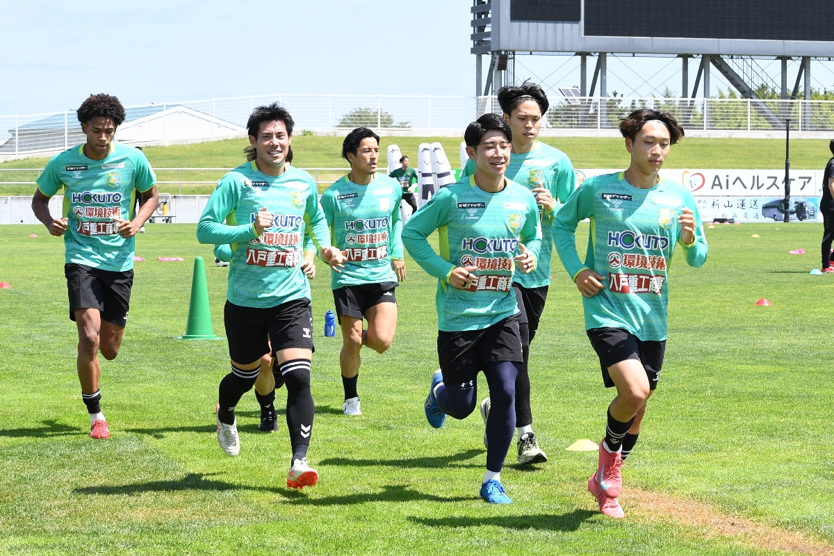 J2リーグ開幕へ向けて練習を再開したヴァンラーレ八戸の選手=29日、八戸市プライフーズスタジアム