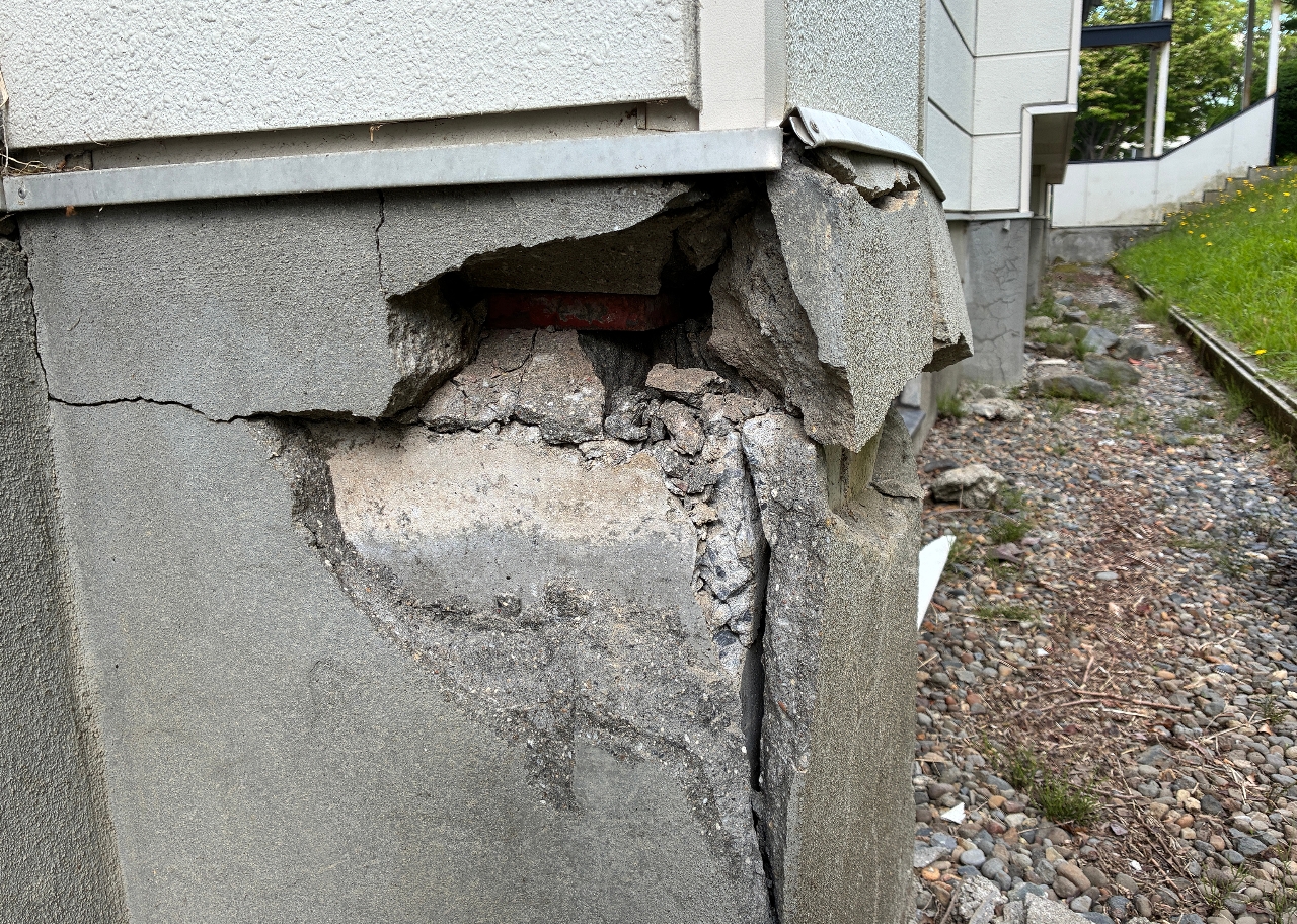 東中では柔剣道場の基礎も破損した＝２５日（八戸市教委提供）
