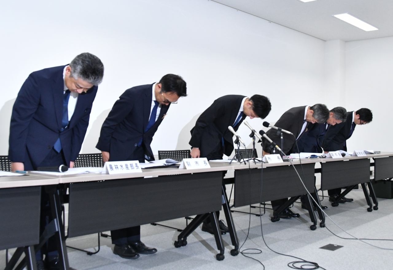 市職員による着服について陳謝する山本知也市長（左から３人目）＝２９日、むつ市役所