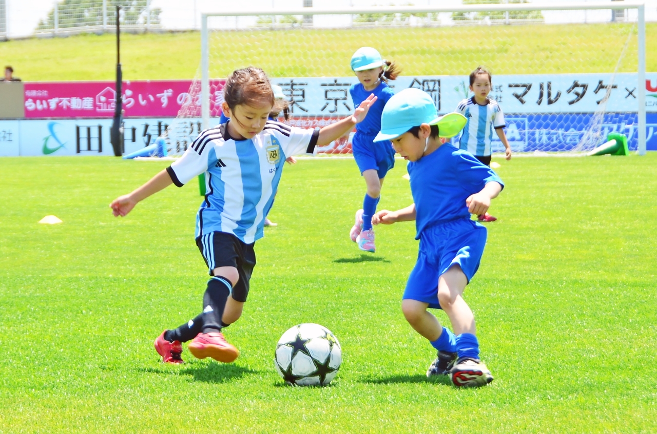 ピッチを駆け回り、サッカーを楽しむ「幼児大会」の参加者