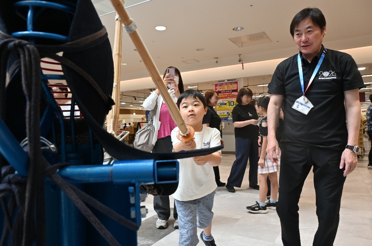 剣道を体験する来場者